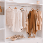 Como montar um guarda-roupa cápsula prático para mamães