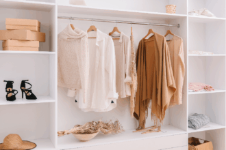 Como montar um guarda-roupa cápsula prático para mamães