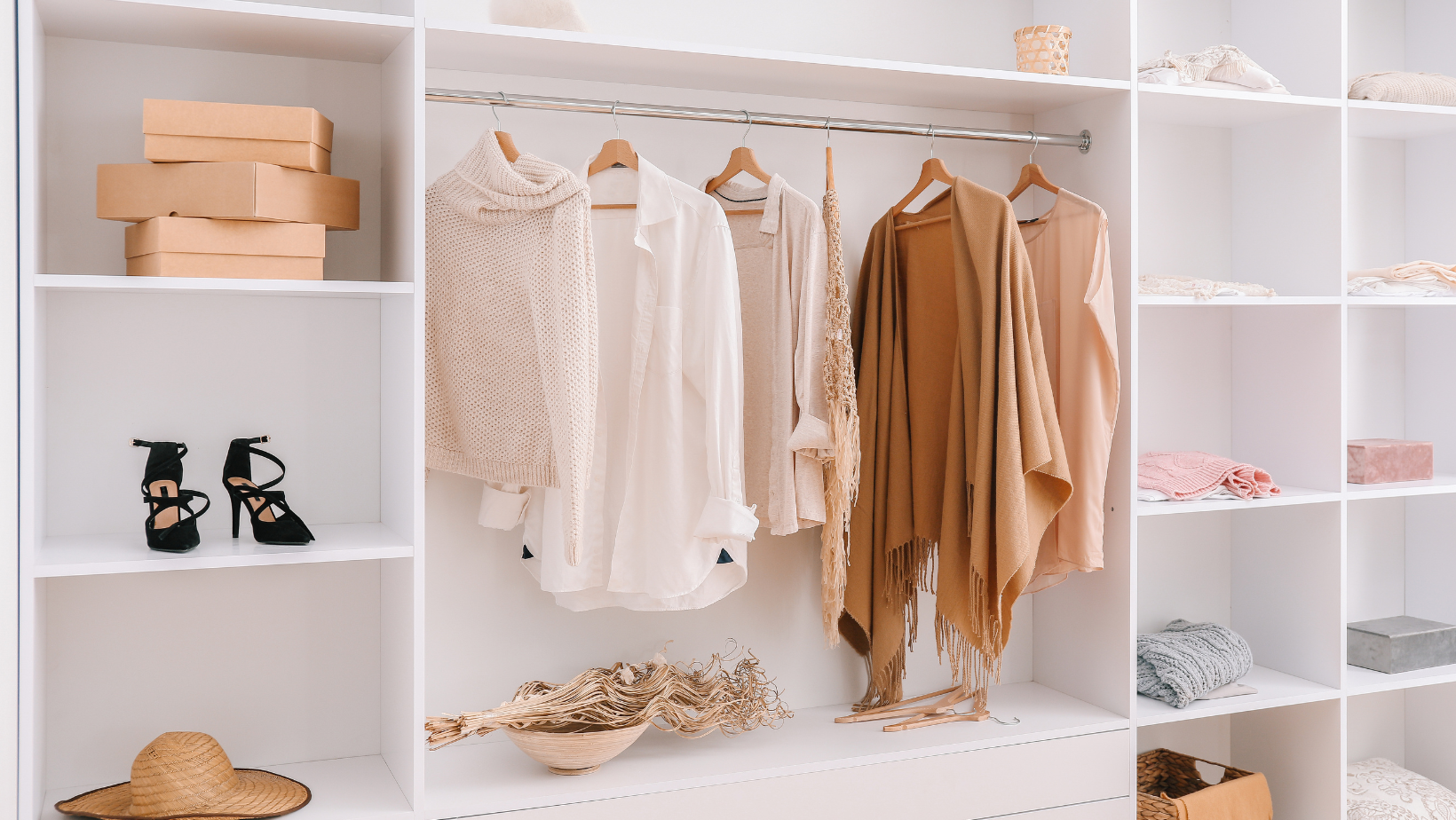 Como montar um guarda-roupa cápsula prático para mamães