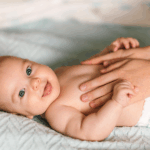 O Bebê de 2 Meses: Explorando o Mundo com Sorrisos e Curiosidade