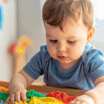 Desenvolvimento infantil: Como estimular o bebê em cada fase