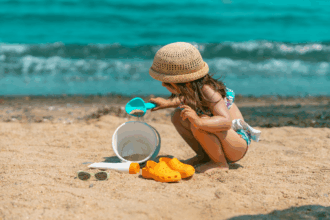 O que levar para a praia com criança e todos os cuidados necessários