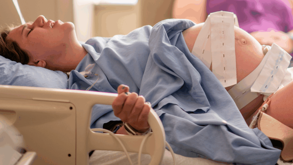 Imagem de uma gestante sentindo contrações e esperando fazer o parto normal